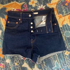 L Levi’s Ribcage high waisted shorts